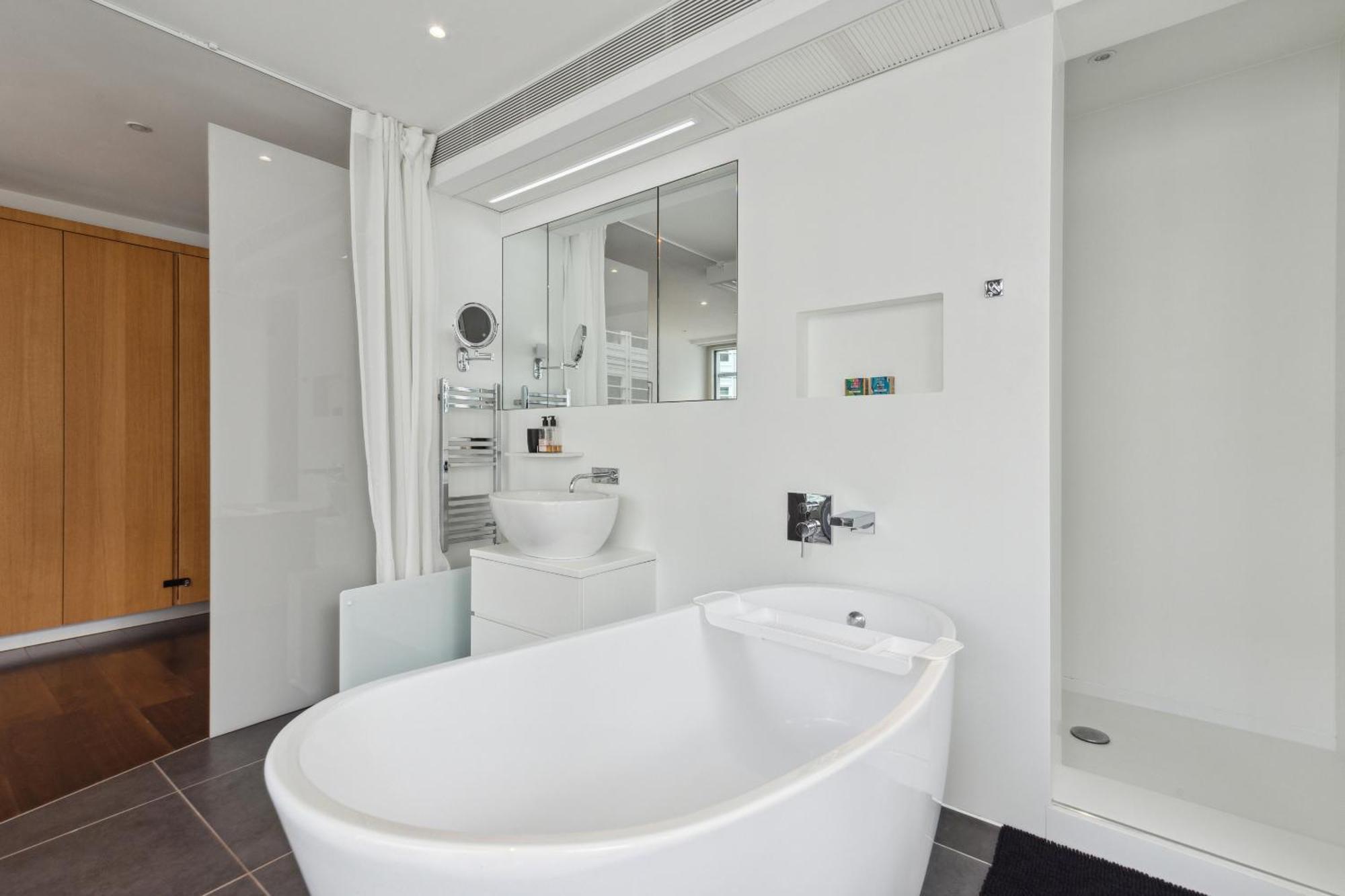 3bed 3bath With 2xbalconies In Appartement *